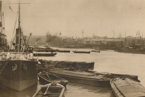 السفن المؤمنة التي تخدمها لندن: البركة من Custom House إلى Billingsgate ، c1935. بواسطة غير معروف