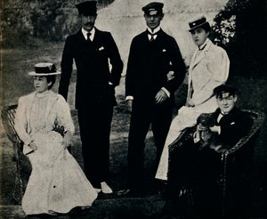 مجموعة العائلة في كاوز ، أوائل 1890 ، 1945. بواسطة غير معروف