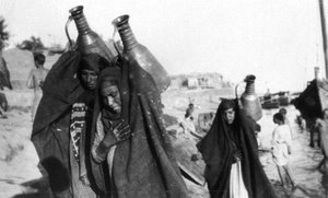 حاملات المياه النسائية ، العمارة ، العراق ، 1917-1919 بواسطة غير معروف