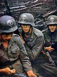 جنود فنلنديون من فوج مشاة 1943 بواسطة غير معروف