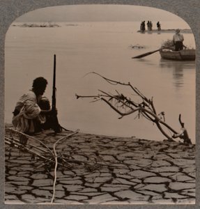 صيادو البحر الميت: تظهر الشقوق على الشاطئ ، c1900 بواسطة غير معروف