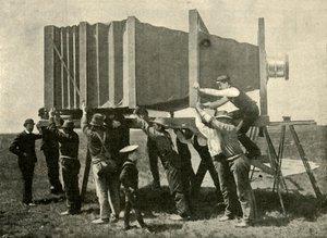 التركيز على الكاميرا العملاقة للعمل ، 1901. بواسطة غير معروف