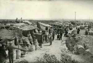 مطابخ الخدمة الميدانية الفرنسية خلف خط إطلاق النار ، 1919. بواسطة غير معروف