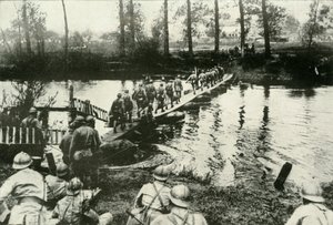 القوات الفرنسية تعبر نهرًا ، 1919. بواسطة غير معروف