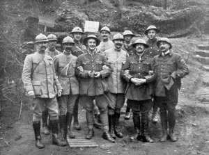 الضباط الفرنسيون والإنجليز في جبل كيميل بالقرب من إبرس ، بلجيكا ، أبريل 1918 بواسطة غير معروف