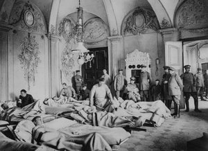 جرح فرنسيون وألمان في قصر بفرنسا ، الحرب العالمية الأولى ، 1915 بواسطة غير معروف