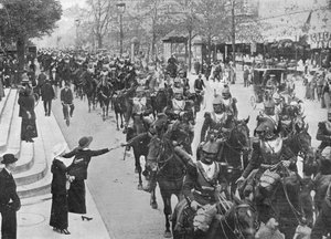 عمال القلاع الفرنسيون يركبون شوارع باريس في طريقهم إلى الأمام ، 1914 بواسطة غير معروف