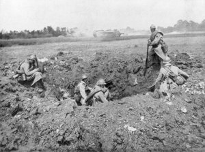 المشاة الفرنسي يستريح في حفرة قذيفة ، Chemin des Dames ، فرنسا ، 11 يونيو 1918 بواسطة غير معروف