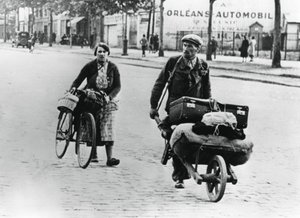 اللاجئون الفرنسيون العائدون إلى ديارهم بعد سقوط فرنسا إلى الألمان ، باريس ، يوليو 1940 بواسطة غير معروف