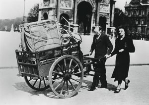 اللاجئون الفرنسيون العائدون إلى ديارهم بعد سقوط فرنسا إلى الألمان ، باريس ، يوليو 1940 بواسطة غير معروف