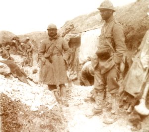 الجنود الفرنسيون في خندق ألماني تم القبض عليه ، c1914-c1918 بواسطة غير معروف
