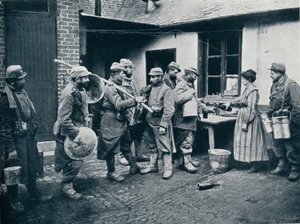 توقف الجنود الفرنسيون العائدون من الخنادق لوقف الانتعاش ، c1914 بواسطة غير معروف