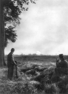 جنود فرنسيون يشاهدون نيران المدفعية ، معركة المارن الأولى ، فرنسا ، 5-12 سبتمبر 1914 بواسطة غير معروف