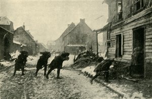 القوات الفرنسية تعبر شارع قرية تحت النيران الألمانية ، الحرب العالمية الأولى ، 1914-1915 ، c1920. بواسطة غير معروف