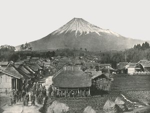 Fujiyama ، الجبل المقدس ، من قرية Jedzumi ، اليابان ، 1895. بواسطة غير معروف