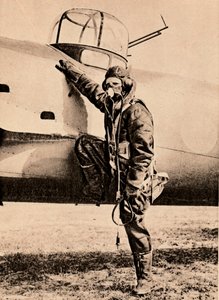 مجهزة بالكامل للقتال الجوي والأكسجين والراديو والملابس الساخنة والمظلة الكهربائية ، 1940 بواسطة غير معروف