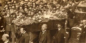 جنازة ماري لويد ، هامبستيد ، لندن ، 12 أكتوبر 1922 ، 1933. بواسطة غير معروف
