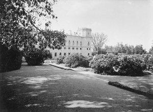 حديقة بجانب ساحة أرسنال في قصر غاتشينا ، 1890 بواسطة غير معروف