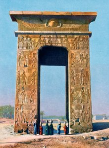 بوابة إلى مجمع معبد الكرنك ، الأقصر ، مصر ، القرن العشرين بواسطة غير معروف