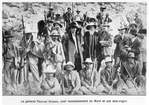 الجنرال باسكوال أوروزكو (1882-1915) وضباطه ، رسم توضيحي من 'Le Monde Illustre' نُشر في الأول من مارس 1913 (صورة بالأبيض والأسود) بواسطة غير معروف