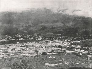 منظر عام يظهر جبل تيبل مكللا في بخار ، كيب تاون ، جنوب أفريقيا ، 1895. بواسطة غير معروف