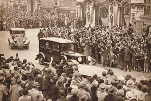 يغادر جورج السادس والملكة إليزابيث قصر بوكيغام لقضاء عطلة في وندسور ، 1937 بواسطة غير معروف