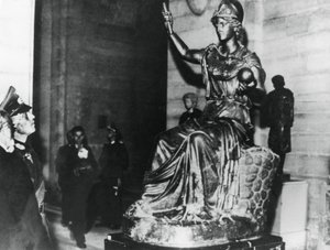 المشير الألماني فون رونستيدت يزور اللوفر ، باريس المحتلة ، أكتوبر 1940 بواسطة غير معروف