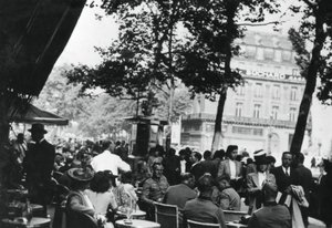 ضباط الجيش الألماني يسترخون خارج مقهى de la Paix ، باريس ، يونيو 1940 بواسطة غير معروف
