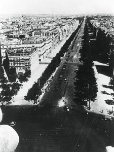 عرض القوات الألمانية على طول شارع الشانزليزيه ، باريس ، 14 يونيو 1940 بواسطة غير معروف