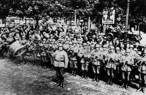 الفرقة العسكرية الألمانية في موكب ساحة Place de lEtoile ، باريس ، يونيو 1940 بواسطة غير معروف