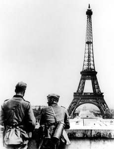 الجنود الألمان في برج إيفل ، باريس ، يونيو 1940 بواسطة غير معروف