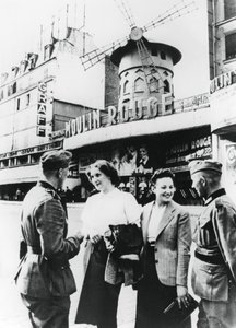 الجنود الألمان يتحدثون مع النساء الفرنسيات خارج مولان روج ، باريس المحتلة ، يونيو 1940 بواسطة غير معروف
