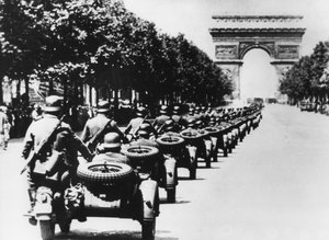الجنود الألمان في الشانزليزيه ، باريس ، 14 يونيو 1940 بواسطة غير معروف
