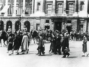 القوات الألمانية في باريس المحتلة ، يونيو 1940 بواسطة غير معروف
