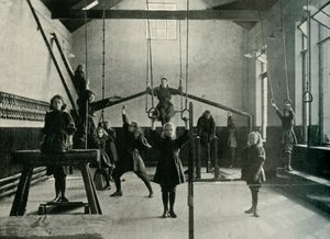 فتاة الجمباز في المعهد الملكي للصم والبكم ، بوابة الفرار ، ديربي ، 1902. بواسطة غير معروف