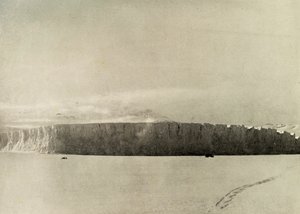 النهر الجليدي جنوب كيب بارن ، بمحرك يسير على الجليد البحري ، c1908 ، 1909. بواسطة غير معروف