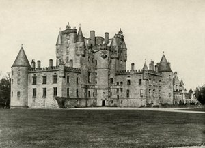 قلعة جلاميس ، موطن الأجداد للملكة إليزابيث ، 1937. بواسطة غير معروف