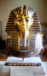 قناع جنائزي من الذهب واللازورد لتوت عنخ آمون ، ملك مصر ، منتصف القرن الرابع عشر قبل الميلاد بواسطة غير معروف