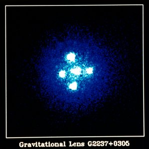 عدسة الجاذبية G2237 + 0305 بواسطة غير معروف