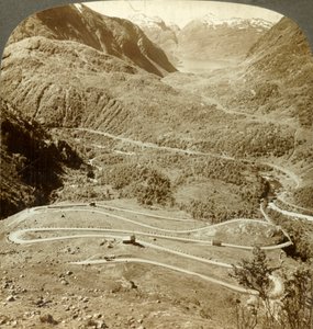 حلقات متعرجة رائعة من الطريق النازل من Dyreskard Pass - غربًا إلى Roldal Lake ، النرويج ، c1905. بواسطة غير معروف