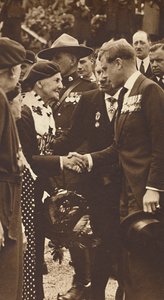 تحية أم كندية ، 1937 بواسطة غير معروف