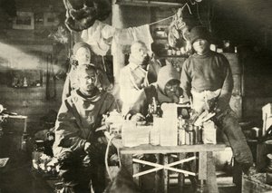 مجموعة في الكوخ في الصيف: جويس في ماكينة الخياطة ، 1908 ، 1909. بواسطة غير معروف
