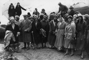 مجموعة من السائحين يزورون سفارتيزن ، شمال النرويج ، 1929 بواسطة غير معروف