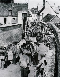 مجموعات من مقاتلي المقاومة الفرنسية تنتظر توزيع السلاح في منزل ، يوليو 1944 (b / w photo) بواسطة غير معروف
