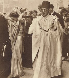 سمو الأمير آغا خان وبيجوم آغا خان ، 12 مايو 1937 بواسطة غير معروف