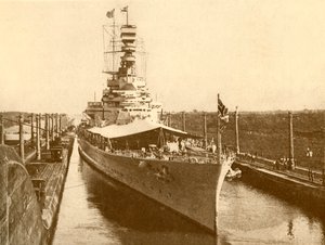 HMS الشهيرة بالمرور عبر قناة بنما مع دوق ودوقة يورك على متنها ، c1930 بواسطة غير معروف