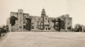 هاتفيلد هاوس - الجبهة الشمالية ، القرن السادس عشر ، 1904 بواسطة غير معروف