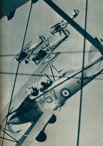 طائرة هوكر هارت ذات السطحين تحلق في تشكيل ، c1936 c1937 بواسطة غير معروف