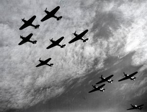 الأعاصير هوكر تحلق في التشكيل ، معركة بريطانيا ، الحرب العالمية الثانية ، 1940 بواسطة غير معروف