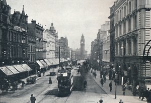 هاي ستريت ، بلفاست ، تظهر نصب ألبرت التذكاري عن بعد ، 1917 بواسطة غير معروف